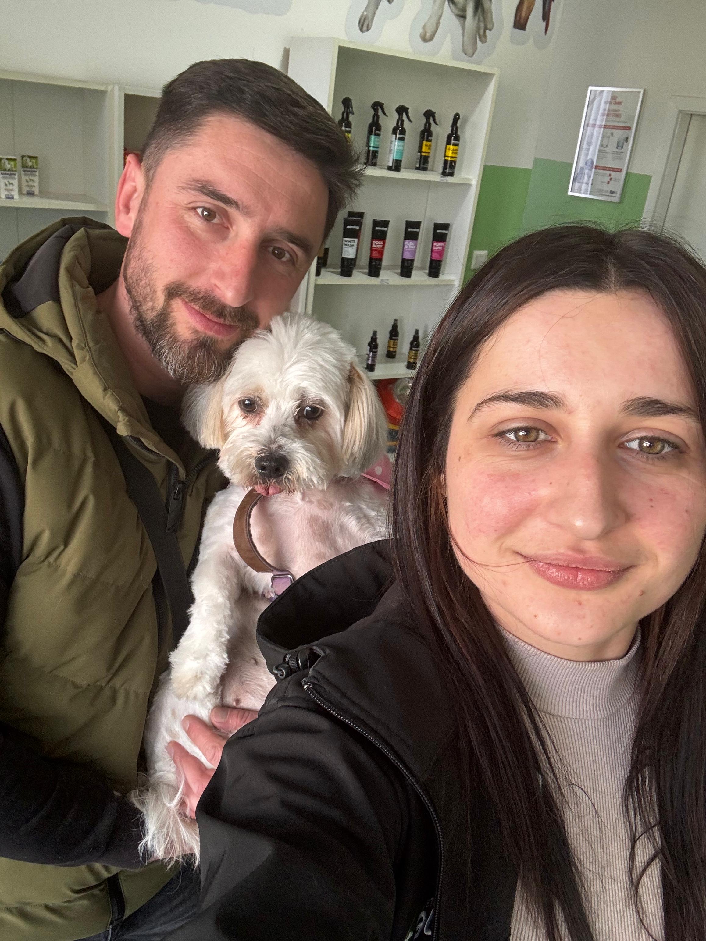 Dvoje ljudi s bijelim psom u Veterinarskoj stanici Fauna
